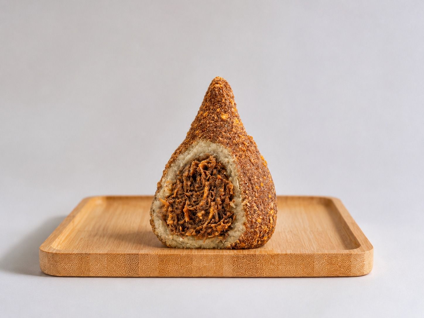 Coxinha de carne de panela com crosta de sementes